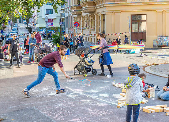  Belebte Spielstraße ohne Autos