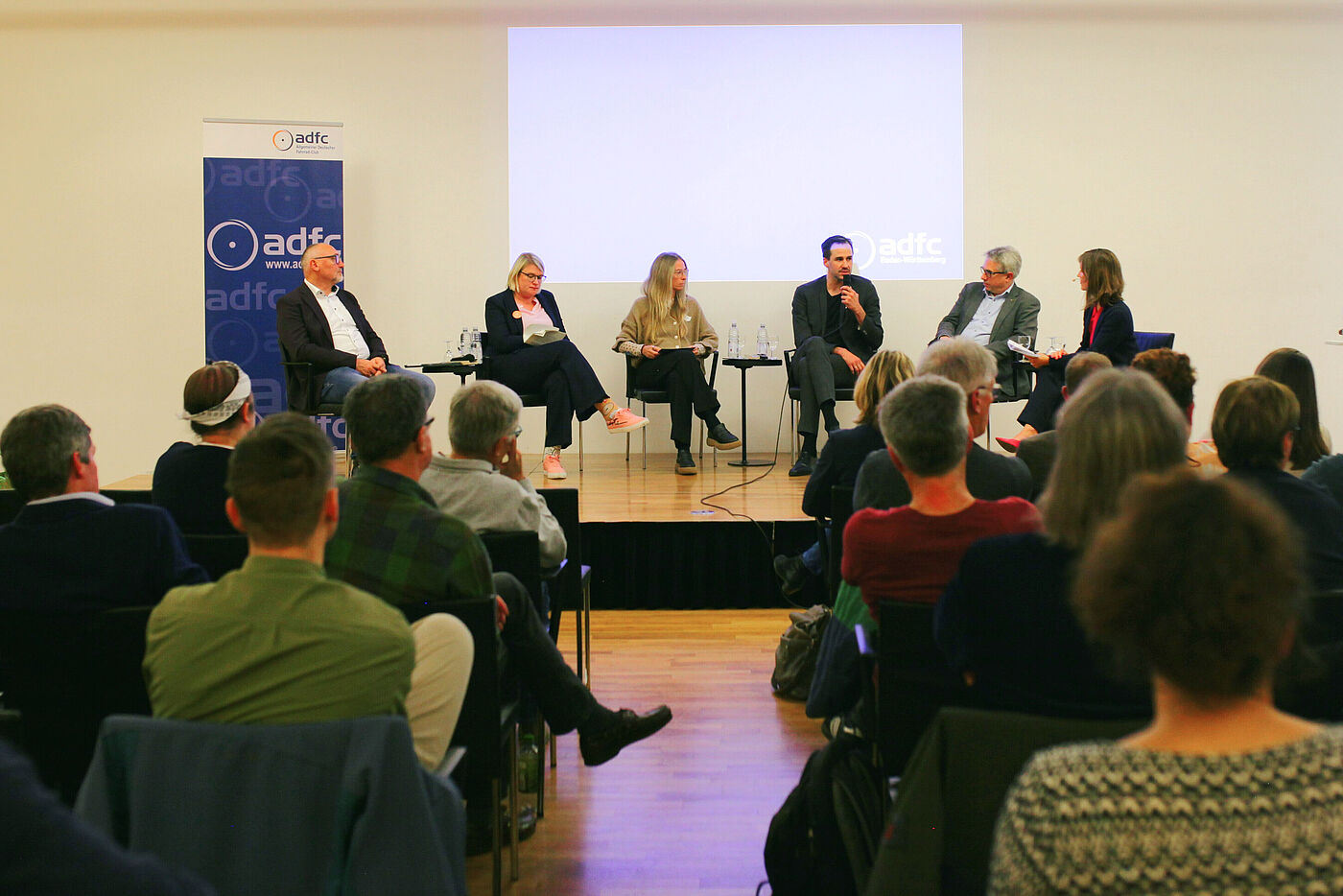 Podiumsdiskussion: Günter Riemer (AGFK BW), Kathleen Lumma (ADFC BW), Sandra Prediger (Jobrad), Alexander Rosenthal (Zukunft Fahrrad), Matthias Zimmermann (ADFC BW) & Juliane Langer (Moderation)