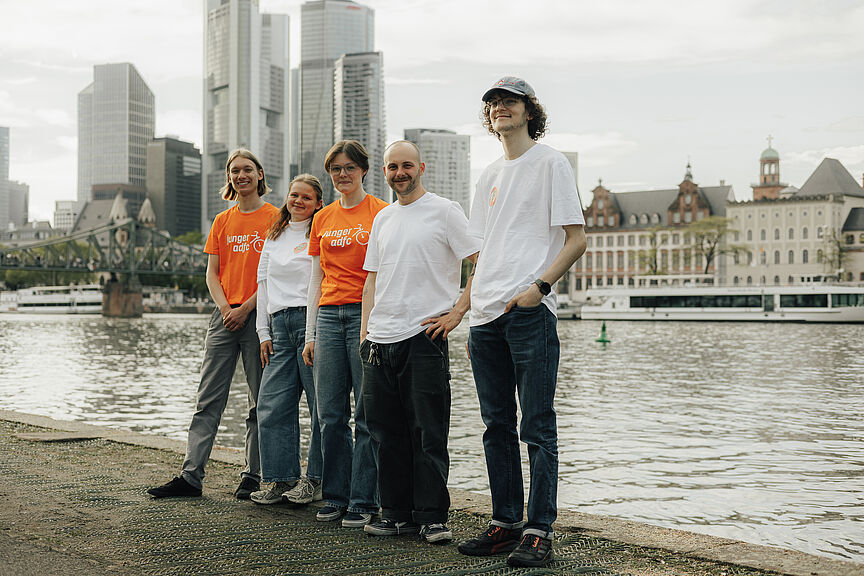 Der Bundesjugendvorstand des Jungen ADFC: Sebastian Vogel, Lilia Vogt, Lena Adam, Norman Kleist, Elija König (v.l.n.r.) (nicht im Bild: Lena Becker). Der Bundesjugendvorstand des Jungen ADFC: Sebastian Vogel, Lilia Vogt, Lena Adam, Norman Kleist, Elija König (v.l.n.r.) (nicht im Bild: Lena Becker).