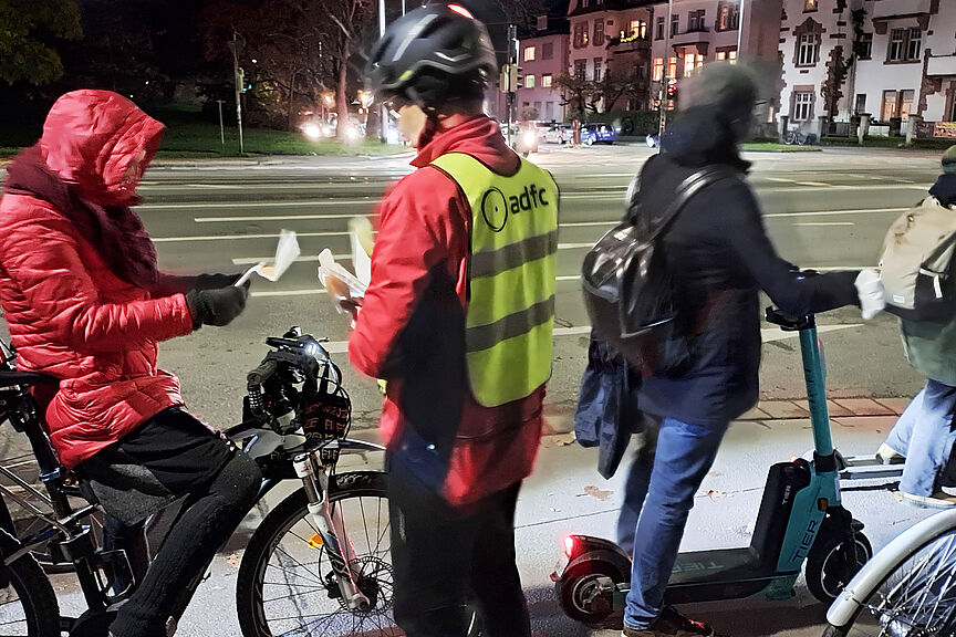 ADFC-Beleuchtungsaktion am Nikolaustag ADFC-Beleuchtungsaktion am Nikolaustag