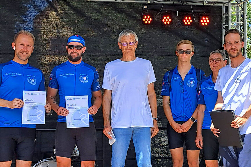 Stefan Hildebrandt (M.), stellvertretender Landrat des Rhein-Neckar-Kreises, übergibt die Siegerurkunden an die Delegation aus Eschelbronn. Stefan Hildebrandt (M.), stellvertretender Landrat des Rhein-Neckar-Kreises, übergibt die Siegerurkunden an die Delegation aus Eschelbronn.