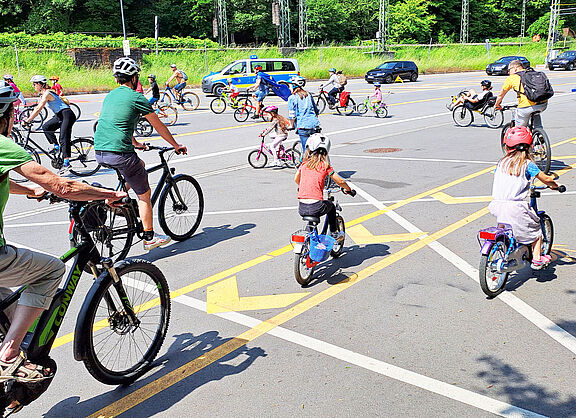BUNTE KINDERFAHRRADDEMO