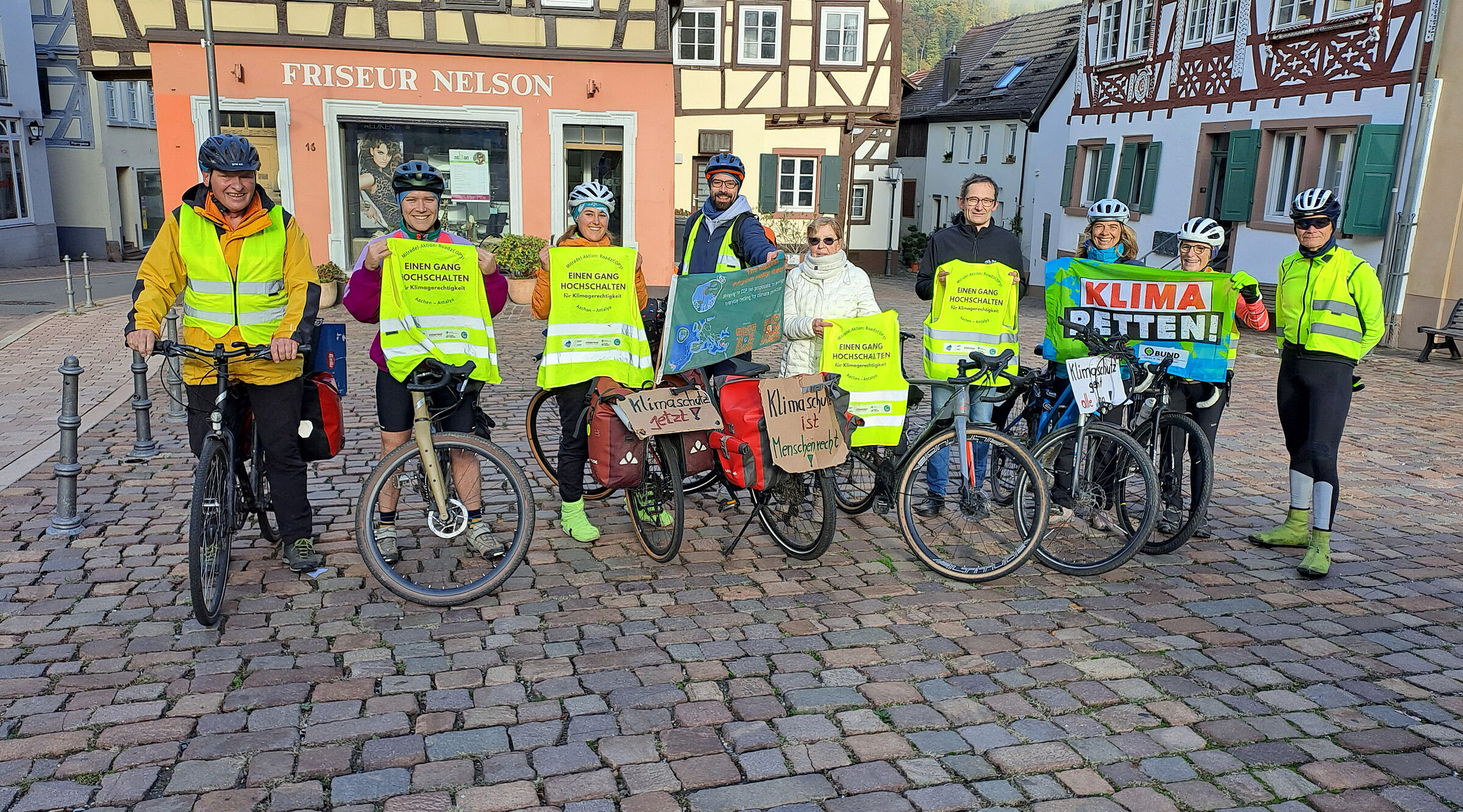 Die Klima-Aktivisten auf dem Weg zur Klimakonferenz mit dem ADFC-Aktiven und Landtagsabgeordneten der Grünen Hermino Katzenstein (4.v.l.) auf dem Neckargemünder Marktplatz.
