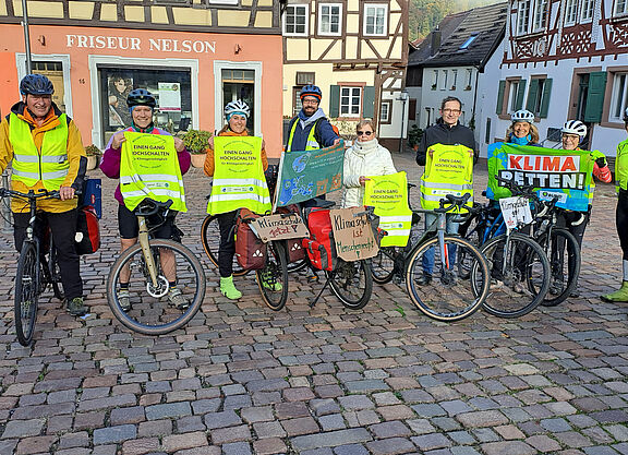 Die Klima-Aktivisten auf dem Weg zur Klimakonferenz mit dem ADFC-Aktiven und Landtagsabgeordneten der Grünen Hermino Katzenstein (4.v.l.) auf dem Neckargemünder Marktplatz.