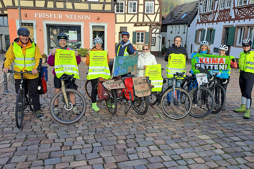 Road2COP31 Die Klima-Aktivisten auf dem Weg zur Klimakonferenz mit dem ADFC-Aktiven und Landtagsabgeordneten der Grünen Hermino Katzenstein (4.v.l.) auf dem Neckargemünder Marktplatz.