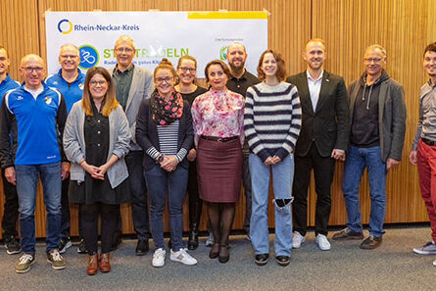 Die Vertreterinnen und Vertreter der beiden Kommunen und Teams sowie die besten Einzelradelnden freuten sich über die Auszeichnung sowie die Urkunden und Preise, die ihnen vom Ersten Landesbeamten und Stellvertreter des Landrats Stefan Hildebrandt (5.v.l.) und der Radverkehrsbeauftragten des Landkreises, Lisa-Marie Riemann (4. v.l.), überreicht wurden.