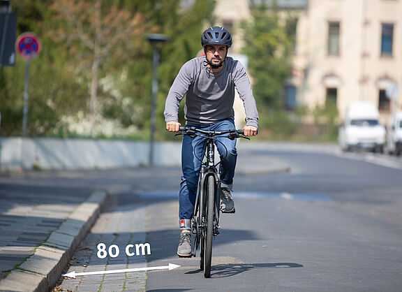 Symbolbild: Auf ausreichenden Abstand vom Fahrbahnrand achten!