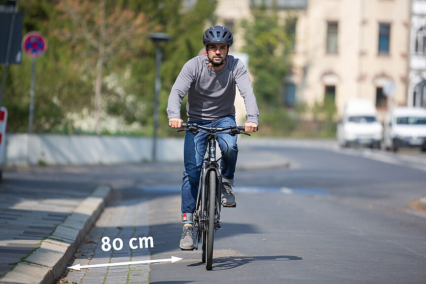 Symbolbild: Auf ausreichenden Abstand vom Fahrbahnrand achten! Symbolbild: Auf ausreichenden Abstand vom Fahrbahnrand achten!