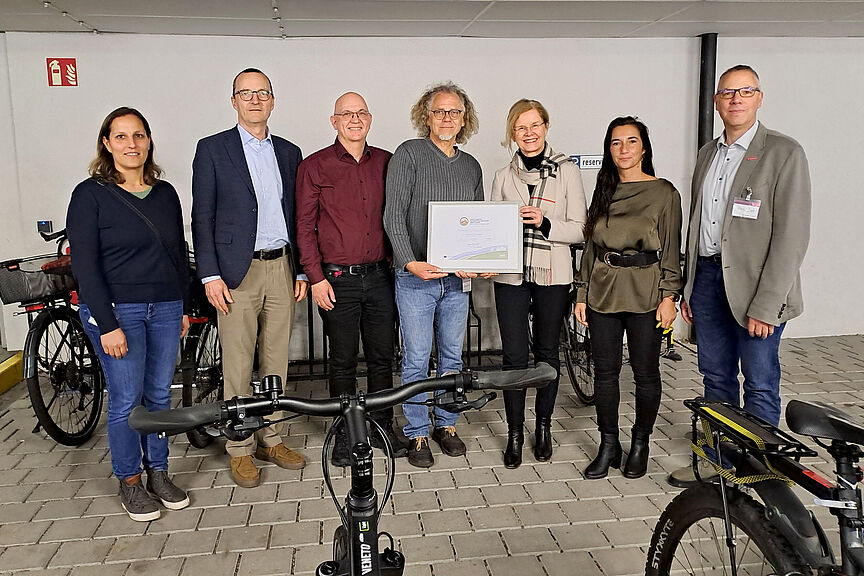 Fahrradfreundlicher Arbeitgeber MVZ Labor Dr. Limbach & Kollegen erhält Zertifikat in Gold Fahrradfreundlicher Arbeitgeber MVZ Labor Dr. Limbach & Kollegen erhält Zertifikat in Gold: Michael Fröhlich (M.), Geschäftsführer des ADFC Rhein-Neckar, übergab die Auszeichnung am 13. März 2025 an Dr. Martina Fliser (3.v.r.) und Dr. Martin Holfelder (2.v.l.) von der Geschäftsleitung, in Anwesenheit von (v.l.) Simone Lokotsch vom Amt für Mobilität der Stadt Heidelberg, Matthias Württemberger (Limbach- Radverkehrskoordinator), Tamara Messmer (Limbach-Personalleitung) und Jan Kotulla aus dem Amt für Wirtschaftsförderung der Stadt Heidelberg.