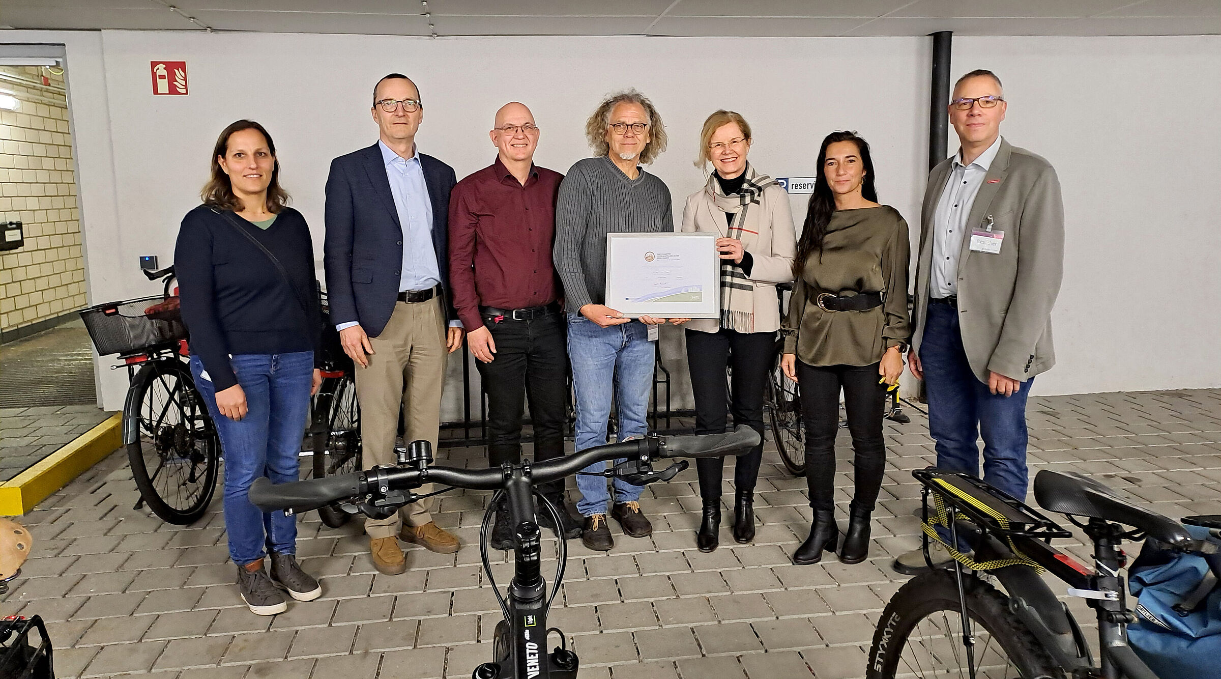 Fahrradfreundlicher Arbeitgeber MVZ Labor Dr. Limbach & Kollegen erhält Zertifikat in Gold: Michael Fröhlich (M.), Geschäftsführer des ADFC Rhein-Neckar, übergab die Auszeichnung am 13. März 2025 an Dr. Martina Fliser (3.v.r.) und Dr. Martin Holfelder (2.v.l.) von der Geschäftsleitung, in Anwesenheit von (v.l.) Simone Lokotsch vom Amt für Mobilität der Stadt Heidelberg, Matthias Württemberger (Limbach- Radverkehrskoordinator), Tamara Messmer (Limbach-Personalleitung) und Jan Kotulla aus dem Amt für Wirtschaftsförderung der Stadt Heidelberg. 