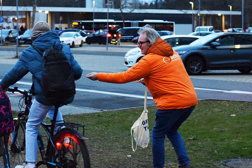 Anlässlich des internationalen „Winter Bike to School Day“ gab es kleine Geschenke für Schülerinnen und Schüler in Heidelberg und im Rhein-Neckar-Kreis, wie hier in Walldorf Anlässlich des internationalen „Winter Bike to School Day“ gab es kleine Geschenke für Schülerinnen und Schüler in Heidelberg und im Rhein-Neckar-Kreis, wie hier in Walldorf.