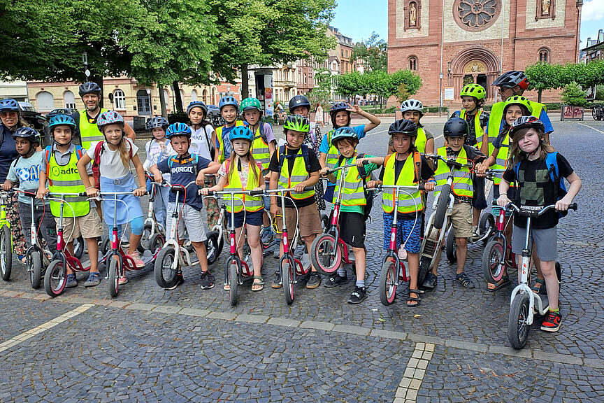 Die Klasse 3b der IGH mit Klassenlehrerin Diana Hofmann sowie den ADFC-Verkehrspädagogen Daniel Fehmer und Armin Schlager (v.l.) fast am Ziel ihrer Überführungsfahrt zur Landhausschule auf dem Wilhelmsplatz in der Weststadt. Die Klasse 3b der IGH mit Klassenlehrerin Diana Hofmann sowie den ADFC-Verkehrspädagogen Daniel Fehmer und Armin Schlager (v.l.) fast am Ziel ihrer Überführungsfahrt zur Landhausschule auf dem Wilhelmsplatz in der Weststadt.