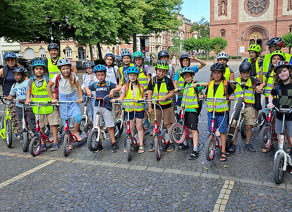 Die Klasse 3b der IGH mit Klassenlehrerin Diana Hofmann sowie den ADFC-Verkehrspädagogen Daniel Fehmer und Armin Schlager (v.l.) fast am Ziel ihrer Überführungsfahrt zur Landhausschule auf dem Wilhelmsplatz in der Weststadt. 