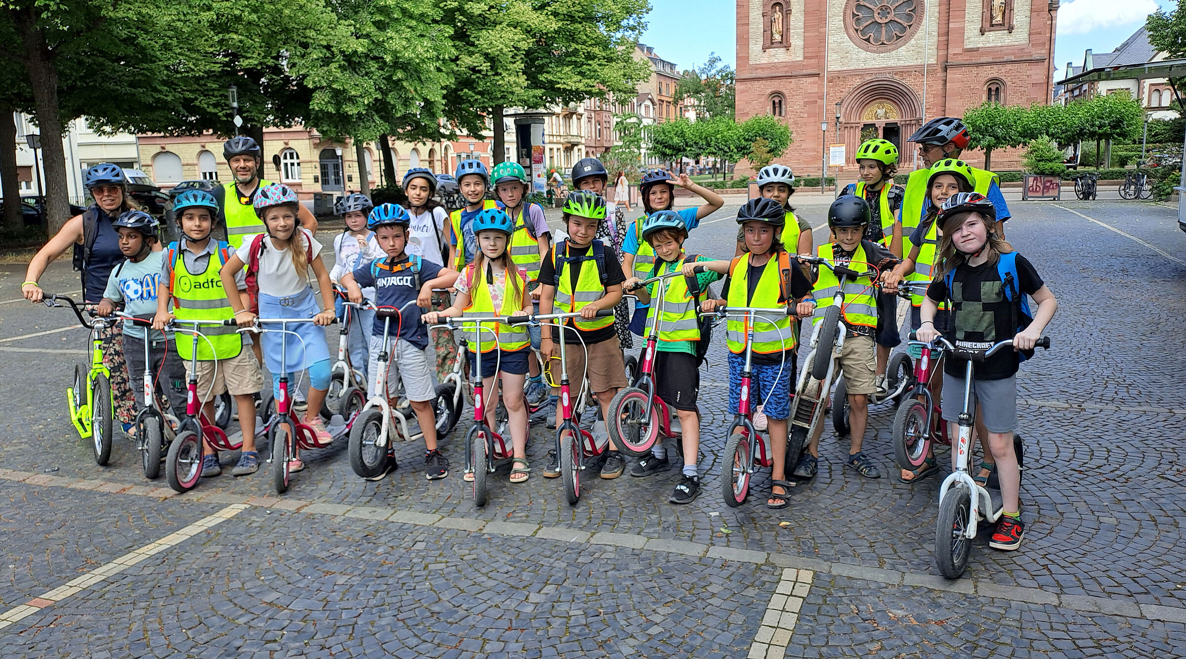 Die Klasse 3b der IGH mit Klassenlehrerin Diana Hofmann sowie den ADFC-Verkehrspädagogen Daniel Fehmer und Armin Schlager (v.l.) fast am Ziel ihrer Überführungsfahrt zur Landhausschule auf dem Wilhelmsplatz in der Weststadt. 