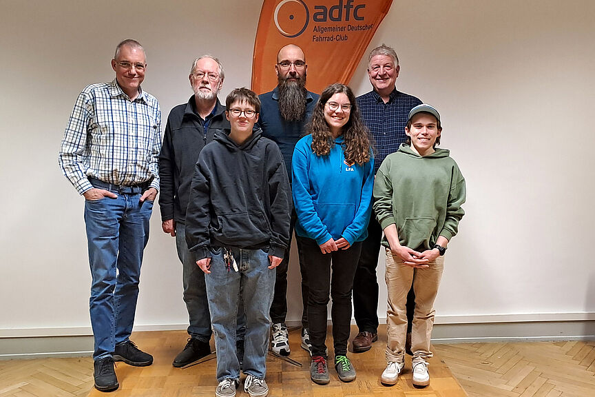 Der am 19. März 2025 neu gewählte Vorstand des ADFC Rhein-Neckar e.V. (v.l.): Martin Voß (stellv. Vorsitzender), Bert-Olaf Rieck (Beisitzer, Öffentlichkeitsarbeit), Louis Bach (Beisitzer), Sven Richter (Schriftführer), Catharina Scheydt (Beisitzerin), Rüdiger Bresien (Vorstand Personal) und Marco Deuritz (Beisitzer). Nicht auf dem Bild: der Vorsitzende Bernhard Pirch-Rieseberg und die Schatzmeisterin Ingrid Wolschin.