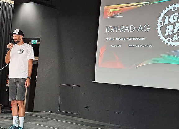 Harry Lipp stellt auf der Jubiläumsveranstaltung die Rad-AG der IGH vor