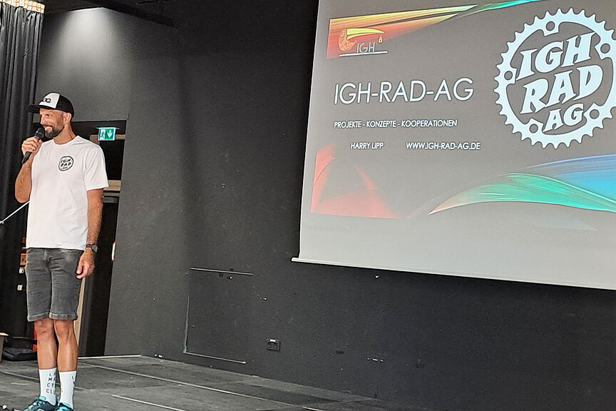 Harry Lipp stellt auf der Jubiläumsveranstaltung die Rad-AG der IGH vor Harry Lipp stellt auf der Jubiläumsveranstaltung die Rad-AG der IGH vor