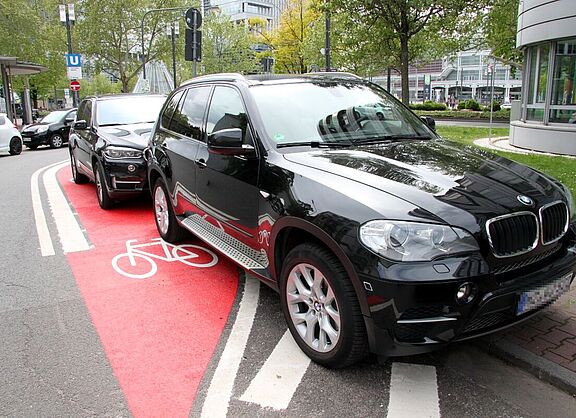 SUV auf Radweg