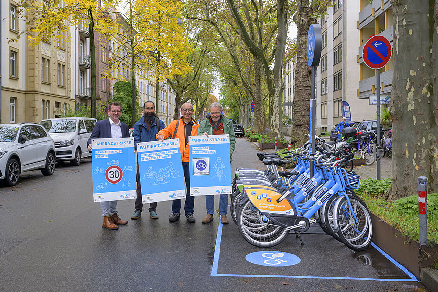 Von links: Bürgermeister Raoul Schmidt-Lamontain läutete am 26. Oktober gemeinsam mit einem Mitarbeiter des Amtes für Mobilität sowie Burkhard Maas (ADFC Heidelberg und IG Rad) und Dieter Jakob (Radentscheid) den Umbau ein. Von links: Bürgermeister Raoul Schmidt-Lamontain läutete am 26. Oktober gemeinsam mit einem Mitarbeiter des Amtes für Mobilität sowie Burkhard Maas (ADFC Heidelberg und IG Rad) und Dieter Jakob (Radentscheid) den Umbau ein.