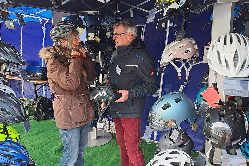 Helmberatung am Infostand des ADFC Helmberatung am Infostand des ADFC