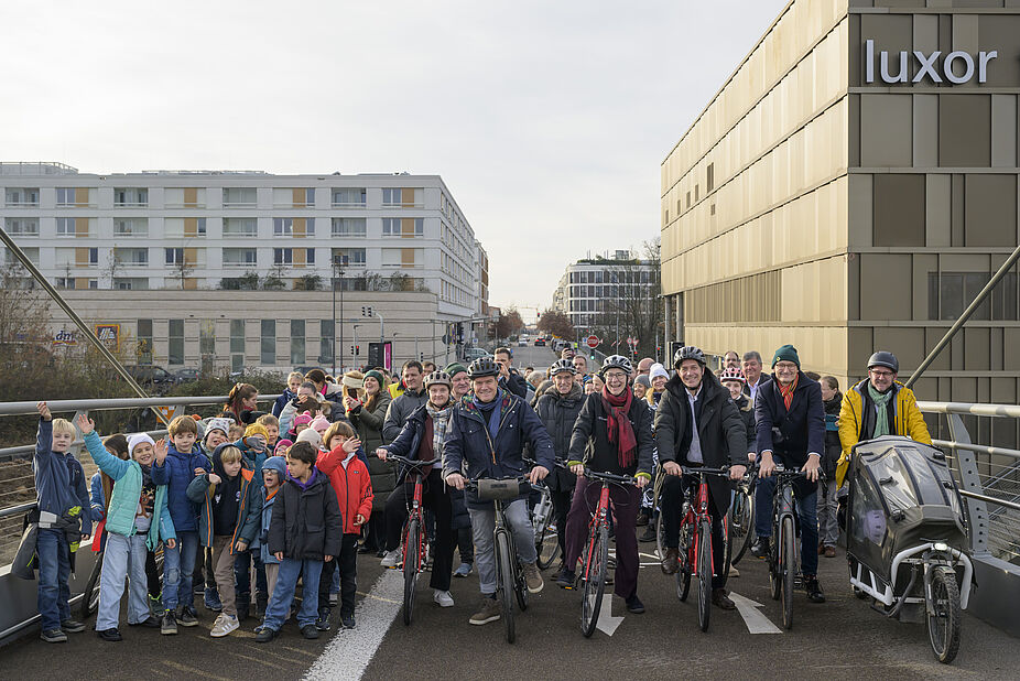 Zum ersten Mal über die neue Brücke Zum ersten Mal über die neue Brücke: Mit der Klasse 2a der Bahnstadt-Grundschule eröffnen OB Eckart Würzner (von links), Elke Zimmer, Staatssekretärin im Ministerium für Verkehr Baden-Württemberg, Erster Bürgermeister Jürgen Odszuck und Bürgermeister Raoul Schmidt-Lamontain (r.) die neue Da-Vinci-Brücke.