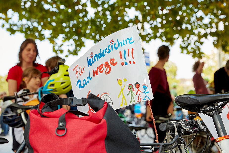 Kidical Mass in Dresden 2022 Demoschild, das sichere Radwege für Kinder fordert