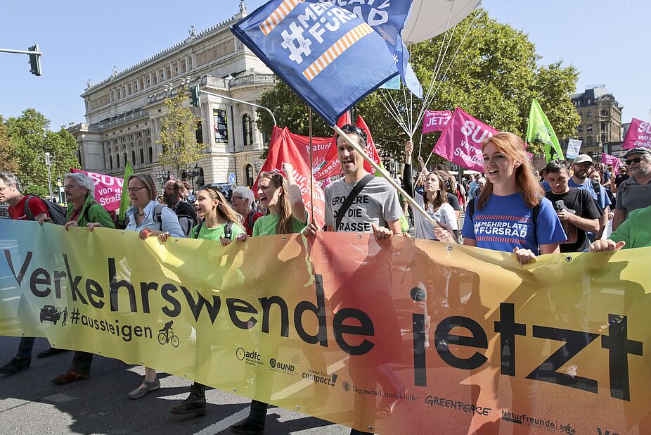 IAA-Demo am 14. September 2019 mit Rebecca Peters (rechts) IAA-Demo am 14. September 2019 unter dem Motto Verkehrswende jetzt mit Rebecca Peters (blaues Shirt).
