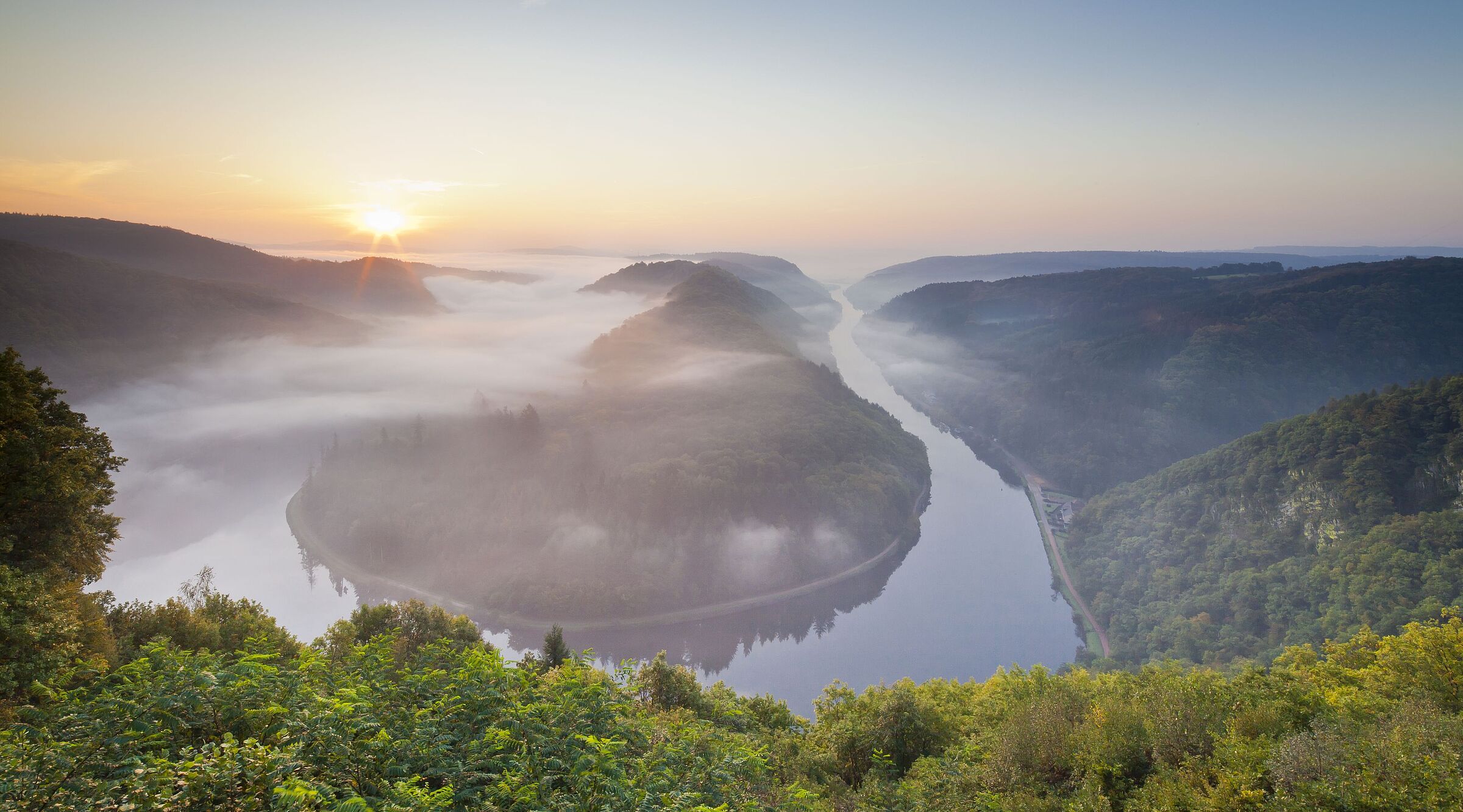 Aussicht auf die Flussschleife der Saar in herbstlicher Landschaft