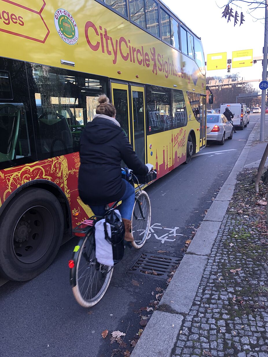 Bedrohliche Nähe auf ungeschützer Radspur Radfahrerin auf ungeschütztem Radfahrstreifen