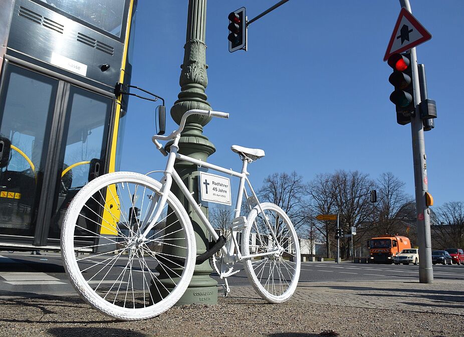 In vielen Städten erinnern weiße Geisterräder an getötete Radfahrer Geisterrad erinnert an Unfallopfer